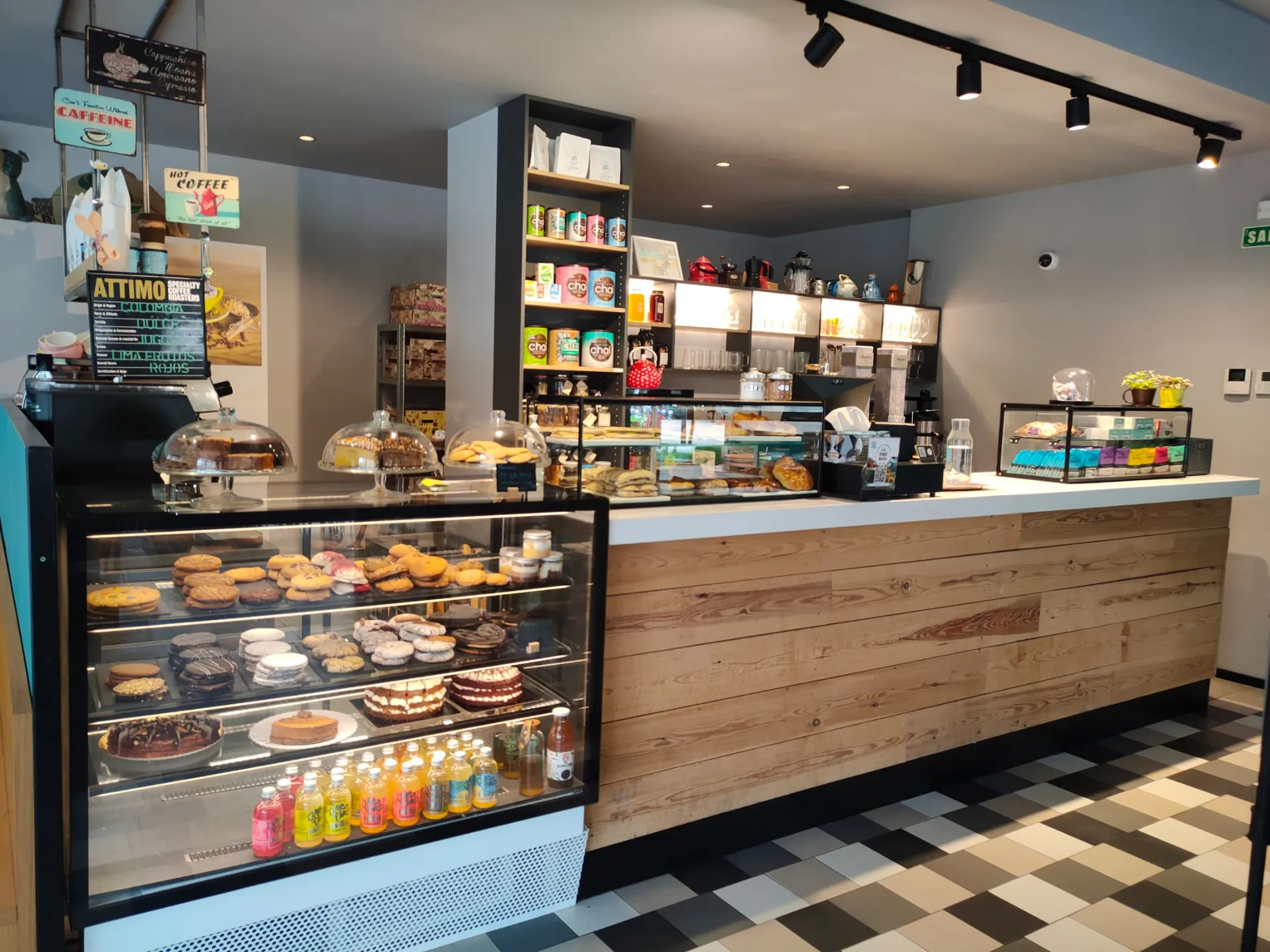 Mostrador de madera de Donde María con la vitrina de repostería casera
